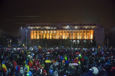 A 20-a zi de proteste în Piaţa Victoriei s-a încheiat: "Dragnea la închisoare, Dragnea la închisoare, la mulţi ani". A 15-a zi la Cotroceni: "Dacă pleci, ia şi cucuveaua" - GALERIE FOTO