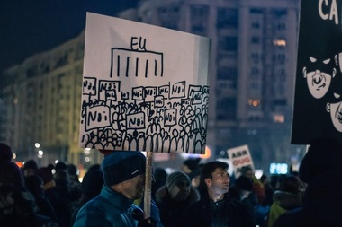 INTERVIU: Dan Perjovschi: România e pixelată rău şi sunt nu două, ci zeci de Românii. Protestul biberoanelor e bun, pentru că e despre cei care vor să rămână

