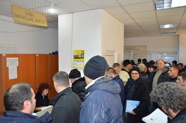 Vaslui: Programările online pentru înmatricularea maşinilor au trecut de Paşti. Persoanele care merg la ghişeu aşteaptă şi trei zile pentru a face înregistrarea - FOTO
