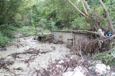 Vâlcea: Un pod neterminat şi din cauza căruia se produceau inundaţii şi alunecări de teren, demolat după 27 de ani