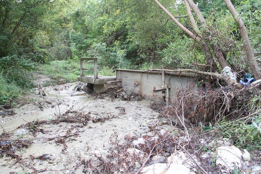 Vâlcea: Un pod neterminat şi din cauza căruia se produceau inundaţii şi alunecări de teren, demolat după 27 de ani