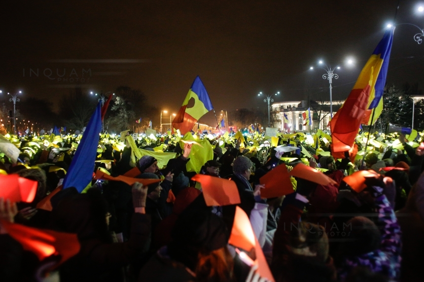 Peste 100 de oameni în Piaţa Victoriei, în a 22-a zi de manifestaţii, aproximativ 30 la Palatul Cotroceni - VIDEO