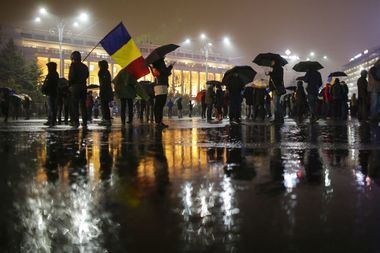 Peste 100 de oameni în Piaţa Victoriei, în a 23-a zi de manifestaţii. Protestul de la Cotroceni s-a încheiat