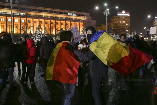 Câteva zeci de oameni s-au adunat în Piaţa Victoriei, în a 27-a zi de proteste, în care manifestanţii vor să realizeze din hârtii colorate steagul UE
