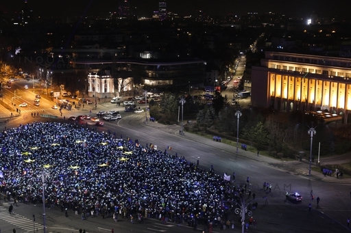 Peste 3.000 de protestatari au realizat în Piaţa Victoriei steagul UE şi au intonat imnul national. Protestul s-a încheiat după cinci ore. UPDATE, FOTO