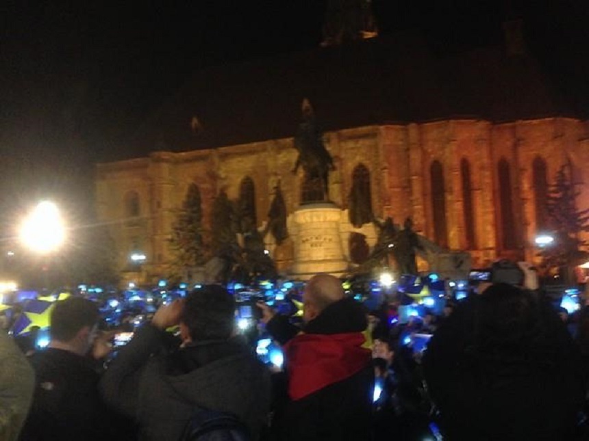 Proteste în ţară: 200 de persoane s-au adunat la Cluj pentru a forma un steag al UE. Drapele uriaşe, desfăşurate la Braşov. În Piaţa Victoriei din Timişoara au fost aduse prăjituri "#rezist". La Alba a fost lansată o şampanie cu eticheta "lacrimi de PSDist - UPDATE, FOTO