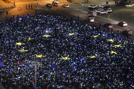 A 27-a zi de proteste în Piaţa Victoriei a scos în stradă peste 3.000 de oameni, care au realizat steagul Uniunii Europene, au intonat imnul şi au scandat “Hoţii” şi “Demisia”