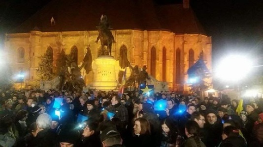 Aproximativ 200 de persoane s-au adunat la Cluj pentru a forma un steag al UE şi pentru a protesta faţă de Guvernul Grindeanu