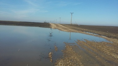 Galaţi: Mai mulţi şoferi reclamă că îşi strică maşinile pe un drum cu gropi care când plouă sau se topeşte zăpada se umple cu apă - FOTO