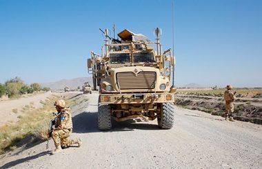 Preşedintele Iohannis i-a decorat pe militarii români răniţi în septembrie în Afganistan