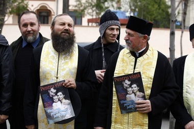 Patriarhia: Oficializarea parteneriatului civil ar putea avea consecinţe grave pentru viaţa  morală, va încuraja concubinajul şi îi va deresponsabiliza pe cei doi parteneri