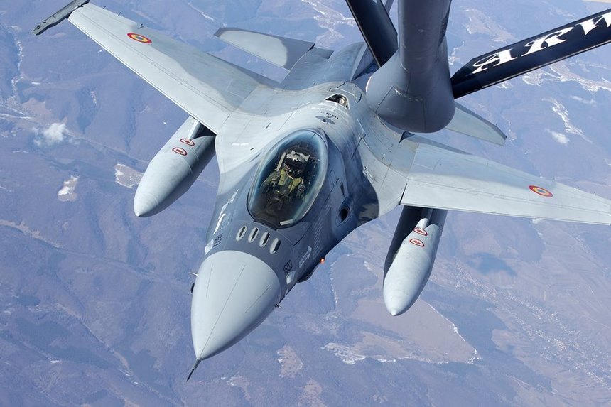 Avioanele F-16 ale Forţelor Aeriene Române au făcut prima realimentare în zbor deasupra României. FOTO. VIDEO