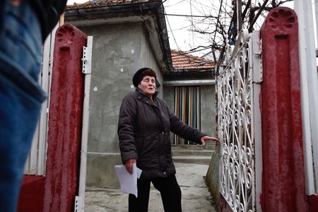 Poliţiştii din Buzău care fac percheziţii într-un dosar de evaziune fiscală au greşit o adresă, intrând peste o femeie de 67 de ani