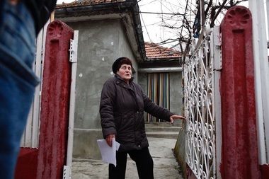 Poliţiştii din Buzău care fac percheziţii într-un dosar de evaziune fiscală au greşit o adresă, intrând peste o femeie de 67 de ani