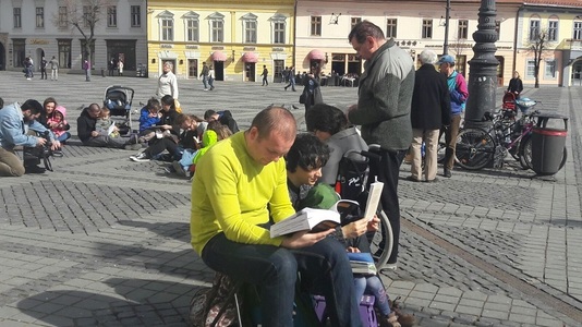 Aproximativ 30 de persoane, la un nou protest prin cultură, la Sibiu; un violonist a interpretat ”Balada” de Ciprian Porumbescu