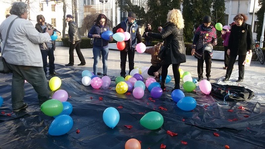 Protest anti-PSD în faţa Prefecturii Galaţi; manifestanţii au adus baloane roşii pe care le-au spart