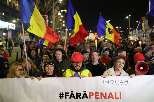Mii de oameni au mers în marş prin centrul Capitalei, duminică seară, trecând pe la Parlament şi pe la sediul DNA. Manifestaţia s-a încheiat cu intonarea imnului naţional, în Piaţa Victoriei - FOTO, VIDEO