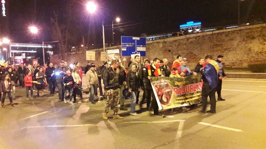 Aproximativ 400 de persoane protestează la Sibiu, mărşăluind pe străzile din oraş; la Cluj, 300 de oameni au ieşit în stradă