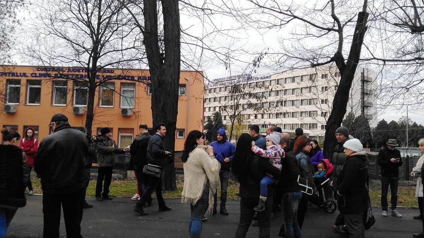 Arad: Protest al unor părinţi în faţa Spitalului Judeţean, nemulţumiţi de condiţii şi de felul în care sunt trataţi copiii de către personalul medical - FOTO