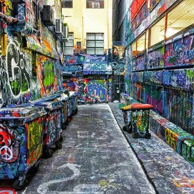 Primăria Capitalei vrea să amenajeze spaţii speciale pentru graffiti. Firea: Sunt clădiri patrimoniu pline de graffiti, trebuie curăţate 