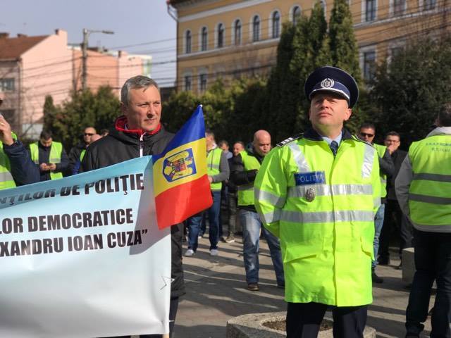 Aproximativ 70 de poliţişti protestează în faţa Prefecturii Cluj-Napoca pentru a cere majorări salariale - FOTO