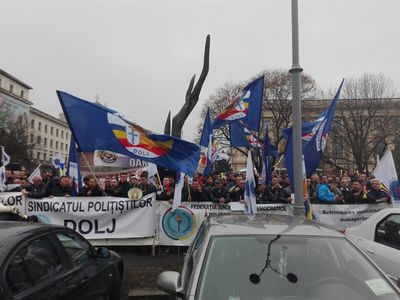 Peste 1.200 de poliţişti protestează la Ministerul de Interne şi la Ministerul Muncii, cerând majorarea salariilor şi a sporurilor. FOTO, VIDEO