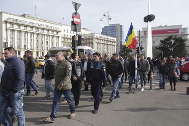 Sindicaliştii din poliţie au plecat în marş spre Guvern, nemulţumiţi de discuţiile de la Ministerul de Interne GALERIE FOTO