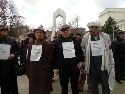 Aproximativ 70 de pensionari au protestat la Galaţi, cerând, între altele, majorarea punctului de pensie; ei au scandat ”Tu, Iohannis, nu uita, România nu-i a ta” - FOTO
