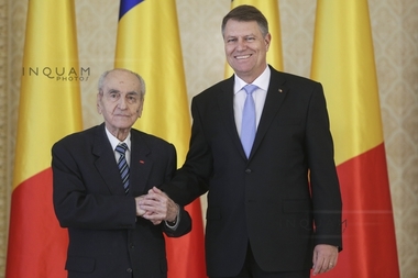 Iohannis l-a decorat pe Mircea Ionescu-Quintus: Probabil că disputele politice de azi despre dictatură vă fac să zâmbiţi. Quintus: Viaţa mea a fost un roman. VIDEO