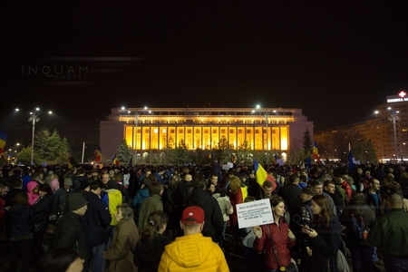 Sute de manifestanţi în Piaţa Victoriei, în a şaptea duminică de proteste: "Demisia”, "Jos Tăriceanu, Dragnea şi Grindeanu”
