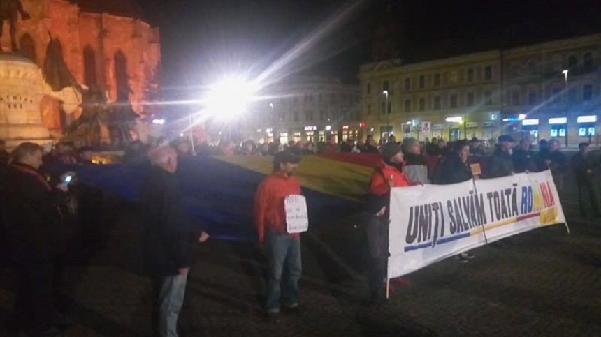 Aproximativ 100 de persoane participă la un protest antiguvernamental şi la Cluj-Napoca