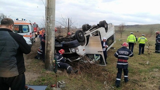 Hunedoara: Şoferul microbuzului şcolar care s-a răsturnat, 13 elevi fiind răniţi, era băut; el a declarat că a adormit la volan pe fondul oboselii - FOTO
