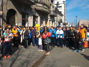 Aproape 200 de copii cu sindromul Down au mărşăluit împreună cu părinţii lor prin Cluj-Napoca pentru a cere o lege specială pentru ei