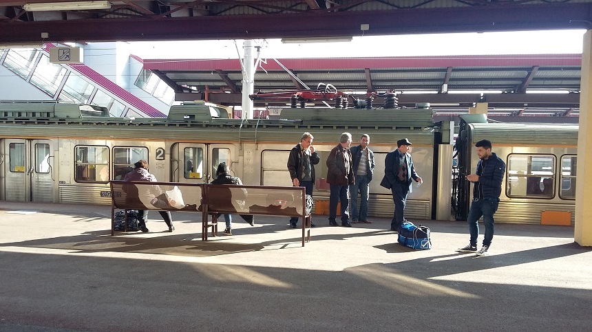 Galaţi: Zeci de călători aşteaptă de peste trei ore să urce în trenuri, oamenii susţin că nu li s-a spus de greva angajaţilor CFR când şi-au luat bilete