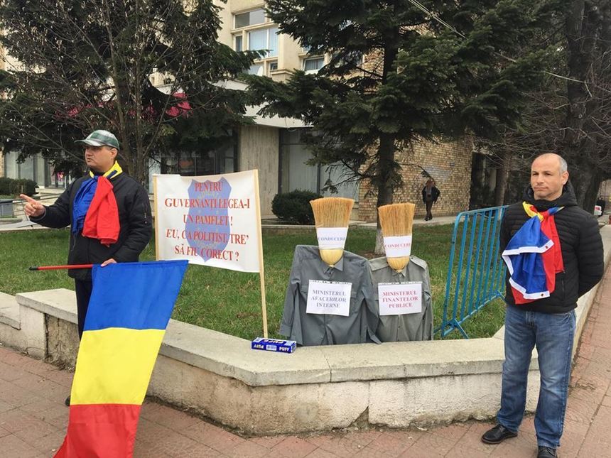 Doi poliţişti au protestat în faţa CJ Neamţ, unde se desfăşoară şedinţa comună a guvernelor român şi moldovean