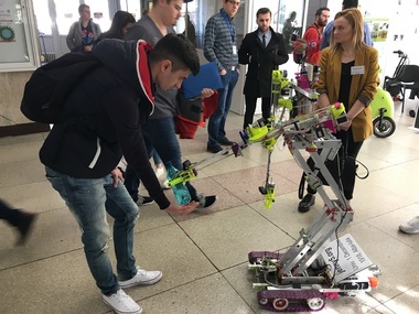 Robot utilitar care face curăţenie şi găteşte, inventat de studenţii Universităţii din Alba Iulia - FOTO/VIDEO