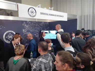 REPORTAJ - Înghesuială la standul Serviciului Român de Informaţii de la târgul de job-uri din Bucureşti: "SRI reprezintă o oportunitate prin care poţi să îţi ajuţi ţara”