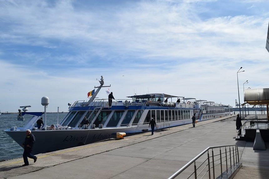 O navă fluvială cu 146 de pasageri la bord a deschis sezonul de croaziere în Portul Constanţa