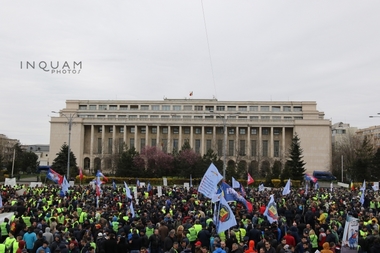 UPDATE - Aproximativ 3.000 de poliţişti au protestat în Capitală. Sindicaliştii, nemulţumiţi de rezultatul negocierilor cu ministrul Carmen Dan: "Au cerut îngăduinţă, dar nu este loc". Discuţiile cu Guvernul vor fi reluate luni  - FOTO, VIDEO