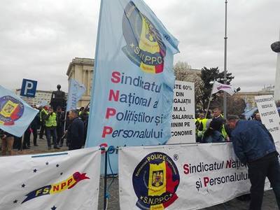 Numărul poliţiştilor care protestează în faţa Ministerului Afacerilor Interne depăşeşte o mie