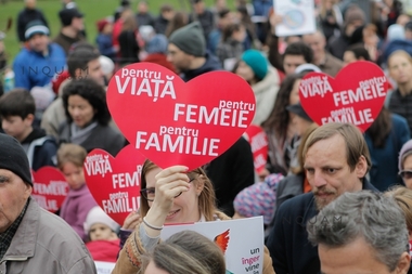 Peste 4.000 de persoane, între care preoţi, la "Marşul pentru viaţă" din Capitală. FOTO, VIDEO