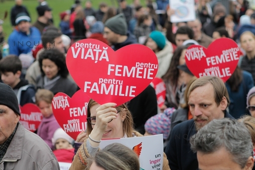 Peste 4.000 de persoane, între care preoţi, la "Marşul pentru viaţă" din Capitală. FOTO, VIDEO