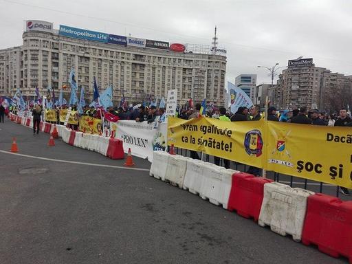 Poliţiştii care protestează în Capitală, cerând salarii mai mari, au ajuns la Guvern. Numărul lor se ridică la aproximativ trei mii