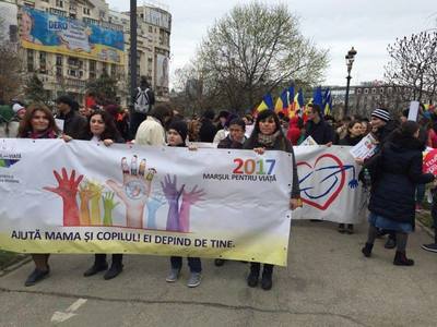 Participanţii la "Marşul pentru viaţă" din Capitală au ajuns în Parcul Tineretului. La manifestaţie participă peste 4.000 de oameni