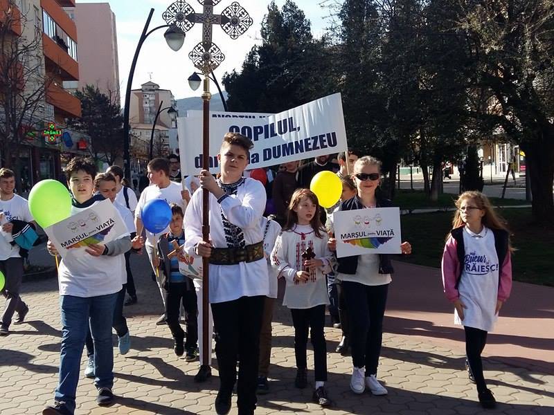 Peste o mie de persoane au participat la Alba Iulia şi Iaşi, la ”Marşul pentru viaţă”; la Cluj sunt 300 de oameni, printre cei prezenţi mitropolitul Andrei Andreicuţ - FOTO
