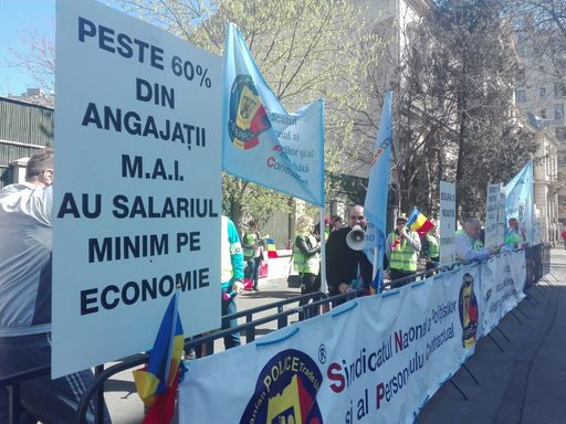 Sindicatele din poliţie spun că marţi vor fi depuse la Parlament amendamentele privind majorarea unor sporuri şi că decizia va fi politică
