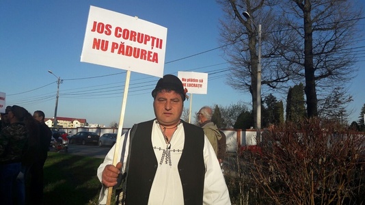 Protest al vânătorilor şi pescarilor în faţa sediului Direcţiei Silvice Sibiu cerând stoparea tăierilor ilegale de păduri - FOTO
