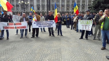 Aproape 100 de angajaţi ai societăţii de transport public din Ploieşti pichetează Palatul Administrativ, în timpul şedinţei Consiliului Local - FOTO
