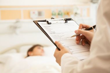 CMR: Sancţiunile sunt date medicilor după un proces care se desfăşoară ca şi cele din instanţe, rezolvarea unui caz putând dura între câteva luni şi peste un an 