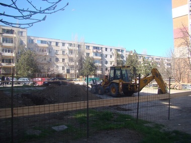 Constanţa: Scandal la un protest pe tema ridicării unei biserici între blocuri, între oamenii care se opun construcţiei şi cei care o aprobă - FOTO

